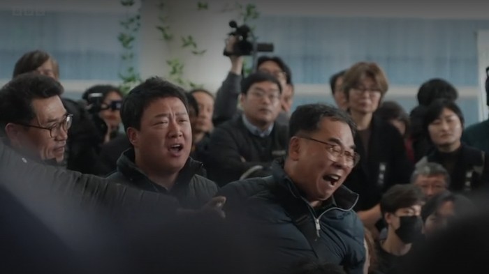 Keluarga korban kecelakaan Jeju Air yang menunggu di Bandara Internasional Muan, Korea Selatan.
