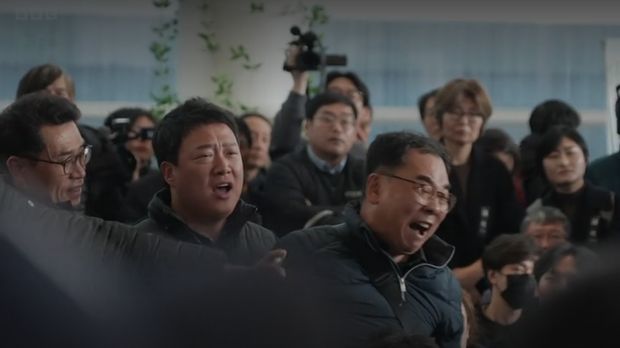 Keluarga korban kecelakaan Jeju Air yang menunggu di Bandara Internasional Muan, Korea Selatan.