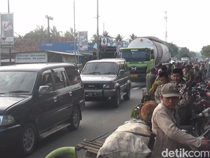 Kawasan Pasar Tumpah Lumajang Macet Parah di Penghujung Tahun 2024