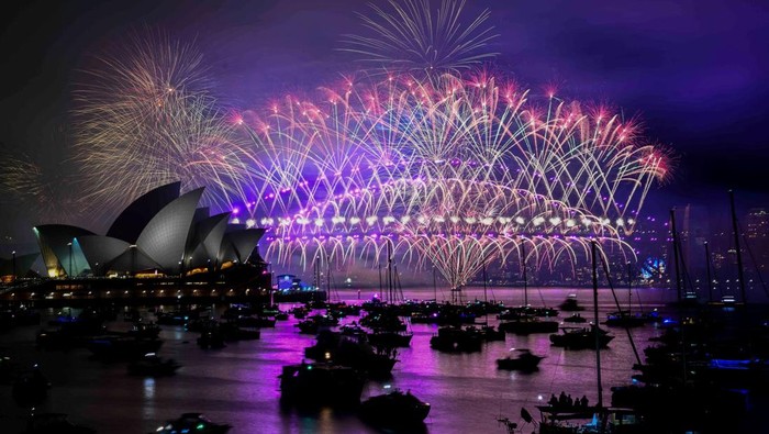 Fireworks explode over the Sydney Opera House and Harbour Bridge during New Year’s Eve celebrations in Sydney, Australia, December 31, 2024. AAP Image/Bianca De Marchi/via REUTERS  ATTENTION EDITORS - THIS IMAGE WAS PROVIDED BY A THIRD PARTY. NO RESALES. NO ARCHIVE. AUSTRALIA OUT. NEW ZEALAND OUT. NO COMMERCIAL OR EDITORIAL SALES IN NEW ZEALAND. NO COMMERCIAL OR EDITORIAL SALES IN AUSTRALIA.