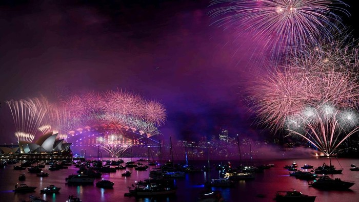 Fireworks explode over the Sydney Opera House and Harbour Bridge during New Year’s Eve celebrations in Sydney, Australia, December 31, 2024. AAP Image/Bianca De Marchi/via REUTERS  ATTENTION EDITORS - THIS IMAGE WAS PROVIDED BY A THIRD PARTY. NO RESALES. NO ARCHIVE. AUSTRALIA OUT. NEW ZEALAND OUT. NO COMMERCIAL OR EDITORIAL SALES IN NEW ZEALAND. NO COMMERCIAL OR EDITORIAL SALES IN AUSTRALIA.