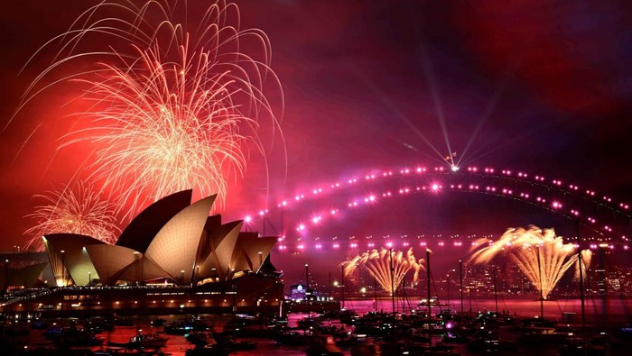 Fireworks explode over the Sydney Opera House and Harbour Bridge during New Year’s Eve celebrations in Sydney, Australia, December 31, 2024. AAP Image/Bianca De Marchi/via REUTERS ATTENTION EDITORS - THIS IMAGE WAS PROVIDED BY A THIRD PARTY. NO RESALES. NO ARCHIVE. AUSTRALIA OUT. NEW ZEALAND OUT. NO COMMERCIAL OR EDITORIAL SALES IN NEW ZEALAND. NO COMMERCIAL OR EDITORIAL SALES IN AUSTRALIA.