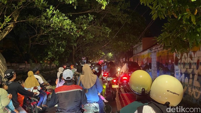 Kenjeran padat diserbu warga tahun baruan