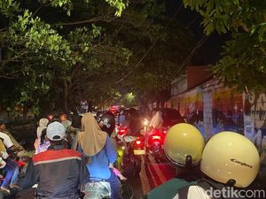 Kawasan Kenjeran Surabaya Dipadati Warga yang Akan Rayakan Tahun Baru