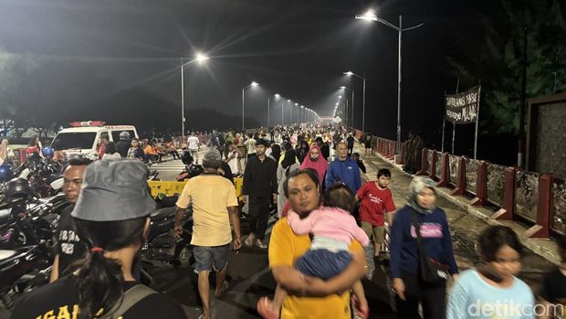 Kenjeran padat diserbu warga tahun baruan