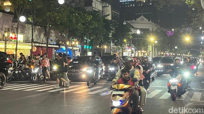 Kepadatan kendaraan di Jalan Tunjungan, Surabaya jelang pergantian tahun 2024-2025.