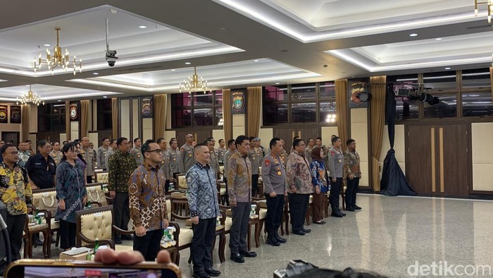 Ketua Komisi III DPR RI Habiburokhman hingga Ketua Bawaslu RI Rahmat Bagja menghadiri Rilis Akhir Tahun (RAT) 2024 Polri. Foto: Anggi/detikcom