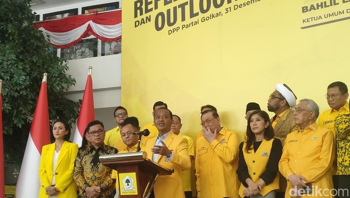 Ketum Golkar Bahlil Lahadalia di mimbar. (Dwi Rahmawati/detikcom).