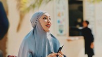 Beberapa momen dibagikan Angelina Sondakh saat melangsungkan ibadah umrah ke tanah suci. Menurutnya selain ibadah, umrah sekaligus menjadi momen ia beristirahat. Foto: Instagram @angelinasondakh09