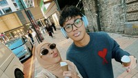 Tak hanya umrah bersama putranya, wanita 47 tahun itu juga beberapa kali liburan bersama. Momen senang ditunjukkan Angelina saat makan es krim cone bersama Keanu di Hong Kong. Foto: Instagram @angelinasondakh09