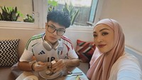 Ada lagi momen hangat yang ditunjukkan ibu satu ini saat makan bersama putra semata wayangnya. Kali ini mereka sedang menikmati sayuran, kopi, dan telur di restoran Spanyol. Foto: Instagram @angelinasondakh09