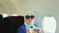 Tak hanya bersama Keanu, artis ini juga kerap menunjukkan momen makan sendiri maupun bersama orang lain. Ia memamerkan momen saat makan nasi kuning di pesawat. Foto: Instagram @angelinasondakh09