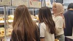 Kompaknya Angelina Sondakh dan Keanu Massaid Saat Makan Es Krim hingga Steak