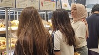 Saat liburan ke Tokyo, Jepang, Angelina Sondakh juga jajan donat di salah satu gerai Mister Donat. Ada sejumlah donat yang ia beli, mulai dari donat cokelat hingga donat Minion. Foto: Instagram @angelinasondakh09