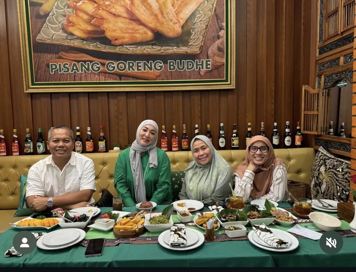 Kompaknya Angelina Sondakh dan Keanu Massaid Saat Makan Es Krim hingga Steak Kompaknya Angelina Sondakh dan Keanu Massaid Saat Makan Es Krim hingga Steak