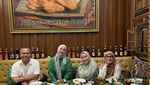 Kompaknya Angelina Sondakh dan Keanu Massaid Saat Makan Es Krim hingga Steak
