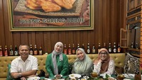 Kali ini ibu sambung Aaliyah Massaid itu makan di restoran Teras Budhe. Terlihat ada nasi merah dan sejumlah lauk pauk khas Indonesia sudah siap tersaji di mejanya. Foto: Instagram @angelinasondakh09