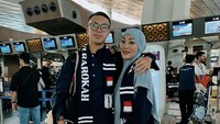 Angelina Sondakh melaksanakan umrah perdananya bersama putra laki-lakinya, Keanu Massaid. Ia merasa bahagia sekaligus haru dengan momen ini. Foto: Instagram @angelinasondakh09