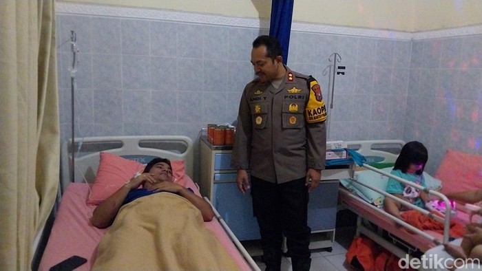 Korban vila ambruk Kota Batu, Tumbur Harianja saat dikunjungi Kapolres Batu di RS Hasta Brata.