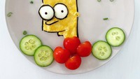 Bukan dari telur mata sapi, kali ini telur dadar. Kiki juga kreatif membuat kreasi telur dadar berbentuk The Simpsons. Ia menambahkan beberapa potong tomat ceri untuk bentuk bajunya. Foto: Instagram @read_create_dream