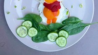 Karakter Pooh juga dibuat dari kreasi telur oleh Kiki. Bagian kuning telur itu ditambahkan beberapa hiasan hingga tampak mirip. Kreasi satu ini patut disajikan kepada anak-anak, karena lucu menggemaskan. Foto: Instagram @read_create_dream
