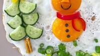 Kiki membuat kreasi telur mata sapi spesial Natal. Berupa snowan pada kuning telurnya dan diberikan hiasan pohon Natal dari potongan mentimun. Foto: Instagram @read_create_dream