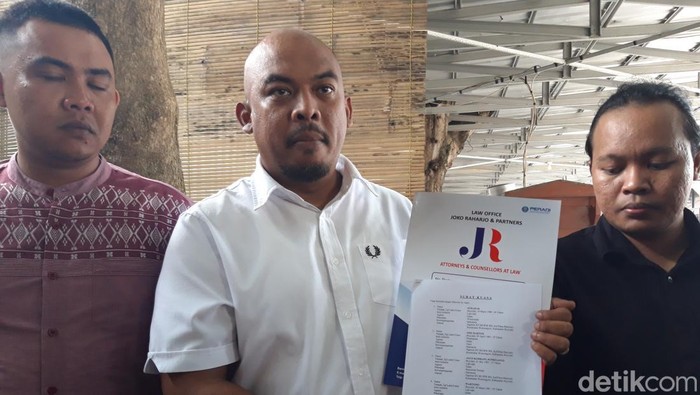 Kuasa hukum 14 tersangka penyiksaan anak 12 tahun di Boyolali, Joko Raharjo, kepada para wartawan ditemui di Mapolres Boyolali, Selasa (31/12/2024).