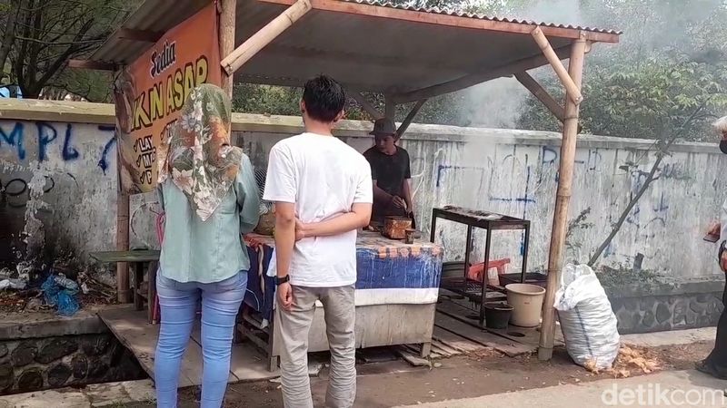 Kuliner ikan asap di Pantai Alam Indah Tegal, cocok buat oleh-oleh. Foto diunggah Selasa (31/12/2024).