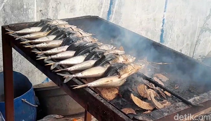 Kuliner ikan asap di Pantai Alam Indah Tegal, cocok buat oleh-oleh. Foto diunggah Selasa (31/12/2024).