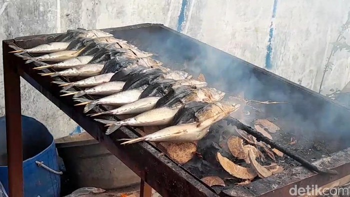 Kuliner ikan asap di Pantai Alam Indah Tegal, cocok buat oleh-oleh. Foto diunggah Selasa (31/12/2024).