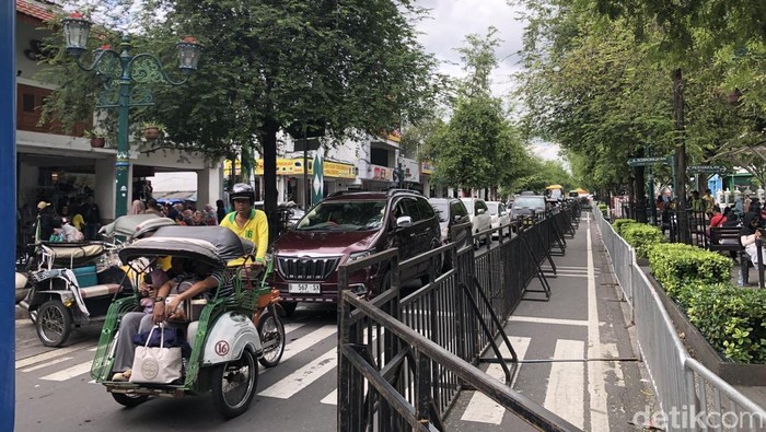 Lalu lintas di kawasan Malioboro terpantau padat merayap siang ini, Selasa (31/12/2024).