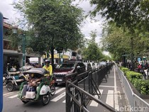 Suasana Malioboro Siang Ini: Arus Lalin Padat, Polisi Buka Tutup Jalan