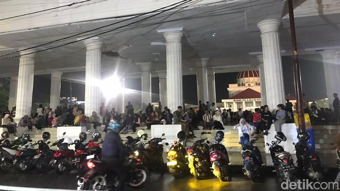 Warga memadati Lapangan Pancasila Palopo, Sulawesi Selatan (Sulsel) pada malam tahun baru 2025.
