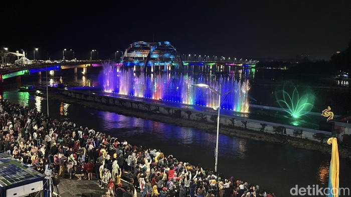 Laser Air Mancur Jembatan Suroboyo