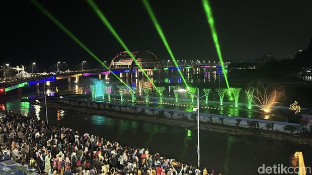 Laser Air Mancur Jembatan Suroboyo