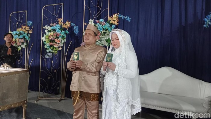 Lima pasangan tunanetra mengikuti nikah massal di Tasikmalaya.