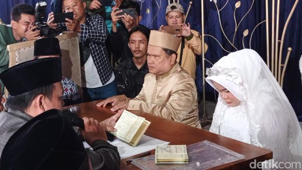 Lima pasangan tunanetra mengikuti nikah massal di Tasikmalaya.