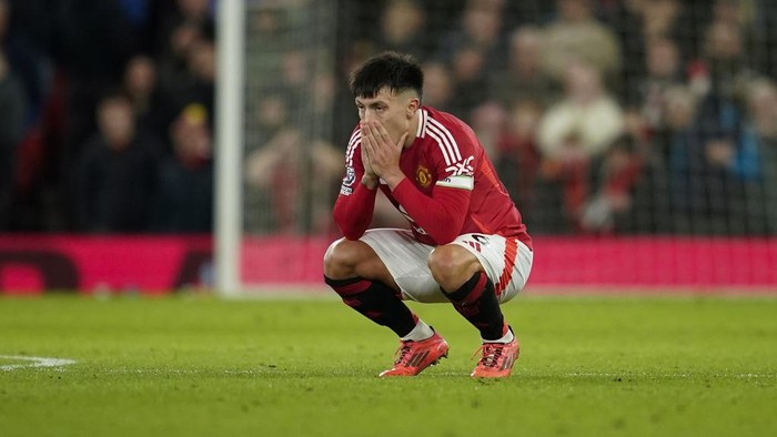 Manchester Uniteds Lisandro Martinez reacts after missing a chance to score during the English Premier League soccer match between Manchester United and Newcastle at the Old Trafford stadium in Manchester, England, Monday, Dec. 30, 2024. (AP Photo/Dave Thompson)
