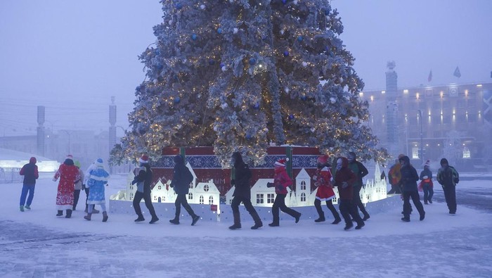 Participants of the New Year's Eve race run gather near a Christmas tree, after the temperature went below minus 47 degrees Celsius (minus 52.6 degrees Fahrenheit) in Yakutsk, the capital of the Sakha Republic located in the northeastern part of Siberia, Russia, December 31, 2024. REUTERS/Vadim Skryabin
