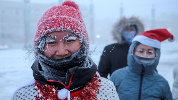 Participants of the New Year's Eve race run gather near a Christmas tree, after the temperature went below minus 47 degrees Celsius (minus 52.6 degrees Fahrenheit) in Yakutsk, the capital of the Sakha Republic located in the northeastern part of Siberia, Russia, December 31, 2024. REUTERS/Vadim Skryabin