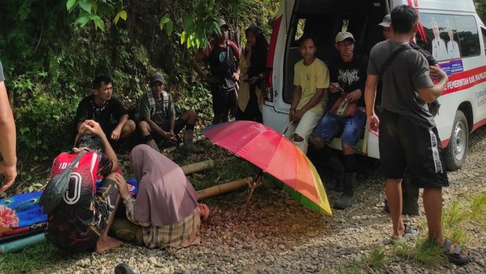 Pria bernama M. Nasir (60) di Kabupaten Mamuju, Sulawesi Barat (Sulbar) meninggal saat ditandu 21 kilometer (Km) menuju puskesmas.