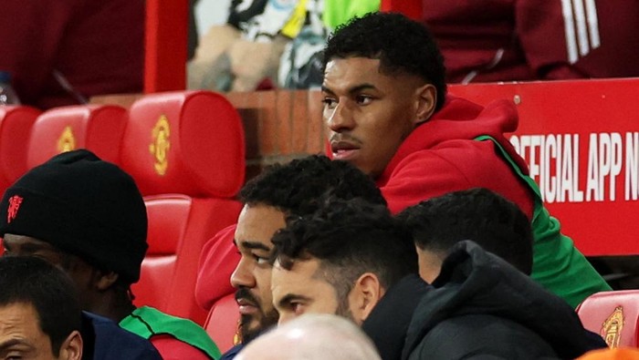 Soccer Football - Premier League - Manchester United v Newcastle United - Old Trafford, Manchester, Britain - December 30, 2024 Manchester Uniteds Marcus Rashford on the substitutes bench REUTERS/Phil Noble EDITORIAL USE ONLY. NO USE WITH UNAUTHORIZED AUDIO, VIDEO, DATA, FIXTURE LISTS, CLUB/LEAGUE LOGOS OR LIVE SERVICES. ONLINE IN-MATCH USE LIMITED TO 120 IMAGES, NO VIDEO EMULATION. NO USE IN BETTING, GAMES OR SINGLE CLUB/LEAGUE/PLAYER PUBLICATIONS. PLEASE CONTACT YOUR ACCOUNT REPRESENTATIVE FOR FURTHER DETAILS..