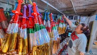Dia menambahkan terompet tersebut memiliki bahan diantaranya adalah kertas duplek, kertas voil dan satu bong buat tiupan terompetnya. Menurutnya pembuatan terompet tersebut mudah dilakukan.