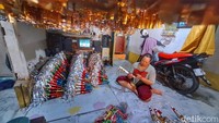 Harga satu terompet bong tersebut dijual dengan harga Rp 3 ribu. Namun dirinya hanya menjual terompet tersebut per satu kodi dengan harga Rp 30 ribu sampai Rp 35 ribu. Dari berjualan terompet ini ia bisa mendapatkan omzet dari Rp 15 juta hingga Rp 20 juta.