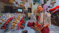 Setiap tahunnya, Marini menyebutkan kerap memproduksi terompet ratusan kodi. Kata dia, produksi sudah mulai dilakukan sejak awal bulan Desember dan dilakukan setiap hari sampai menjelang tahun baru.   Biasanya setiap tahun selalu menyiapkan 500 kodi, tapi tahun sekarang mah menurun. Saya cuma nyiapkan 400 kodi mah ada lah, ucapnya.