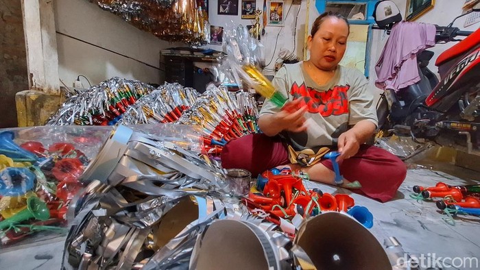 Marini (40), tengah memproduksi terompet bong di Kampung Stasion Utara, Desa Banjaran, Kecamatan Banjaran, Senin (30/12/2024). Marini (40), tengah memproduksi terompet bong di Kampung Stasion Utara, Desa Banjaran, Kecamatan Banjaran, Senin (30/12/2024).