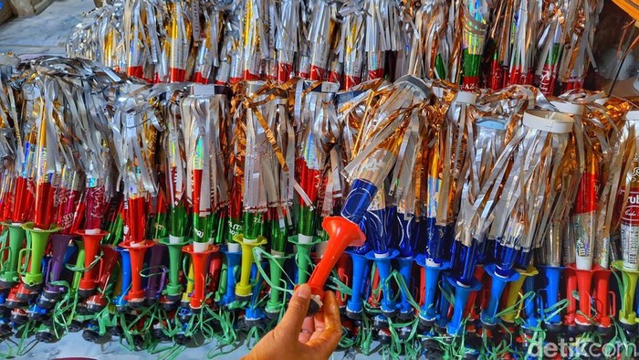 Marini (40), tengah memproduksi terompet bong di Kampung Stasion Utara, Desa Banjaran, Kecamatan Banjaran, Senin (30/12/2024).