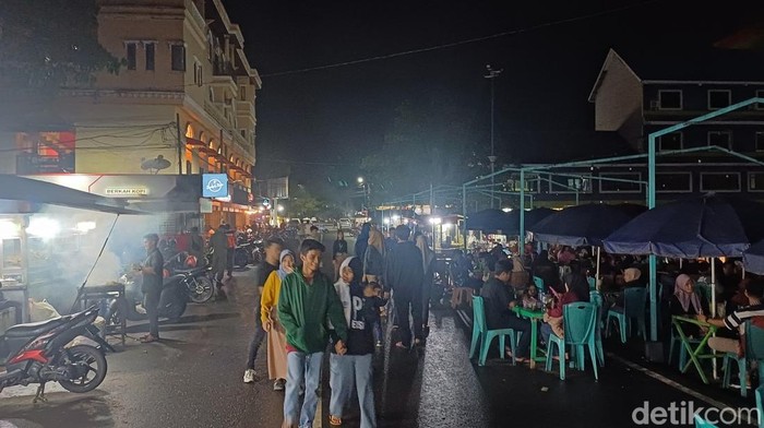 Warga mulai berdatangan di kawasan kuliner Pantai Tak Berombak (PTB), Kabupaten Maros, Sulawesi Selatan (Sulsel) menjelang pergantian tahun 2024 ke 2025.