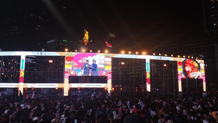 Mendekati tengah malam, warga semakin memadati kawasan Bundaran HI, Jakarta Pusat. Warga tumpah ruah menantikan malam pergantian tahun.