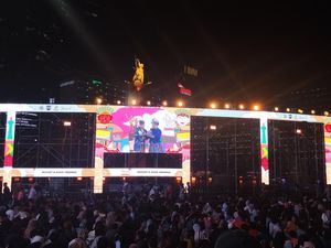 Warga Tumpah Ruah di Bundaran HI Menanti Pergantian Tahun
